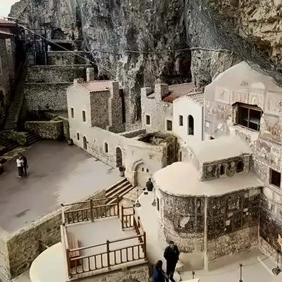 Sümela Manastırı'nın içi: avlu ve kayanın altındaki freskli Kaya Kilisesi